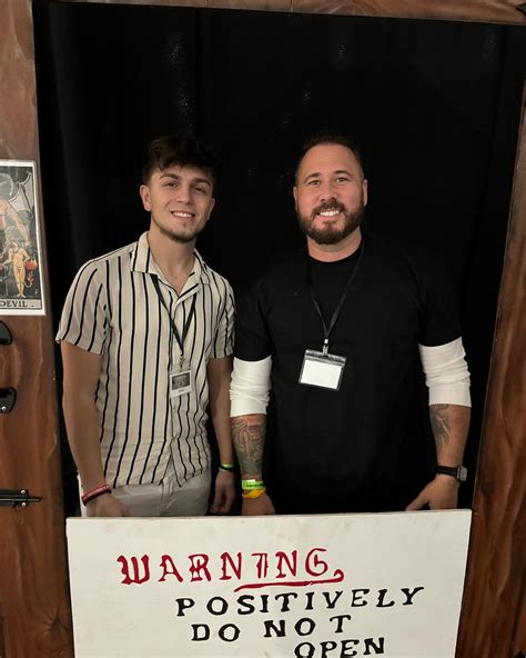 OmarGoshTV (@OmarGoshTV) .